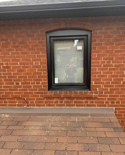 Установка пластиковых окон с черной рамой